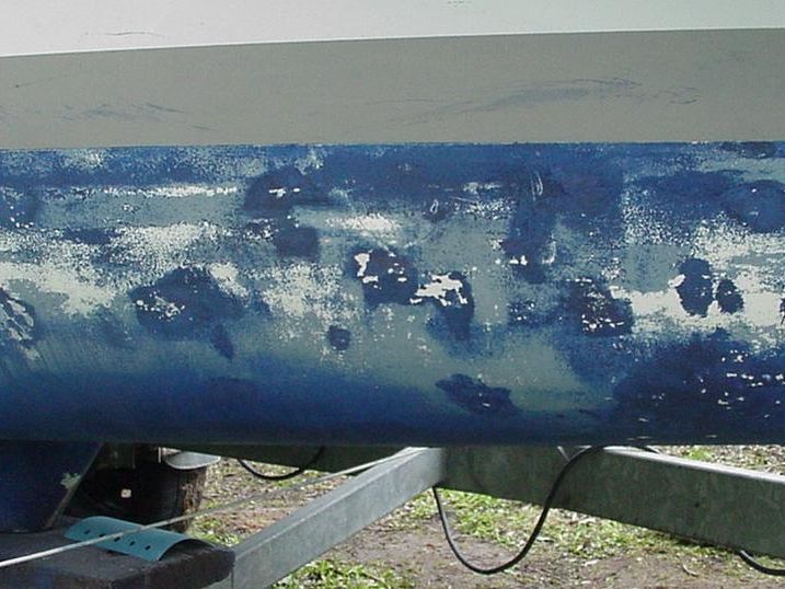 Bootsrumpf während der Antifouling-Entfernung, ein Teil der Altschicht ist bereits abgetragen