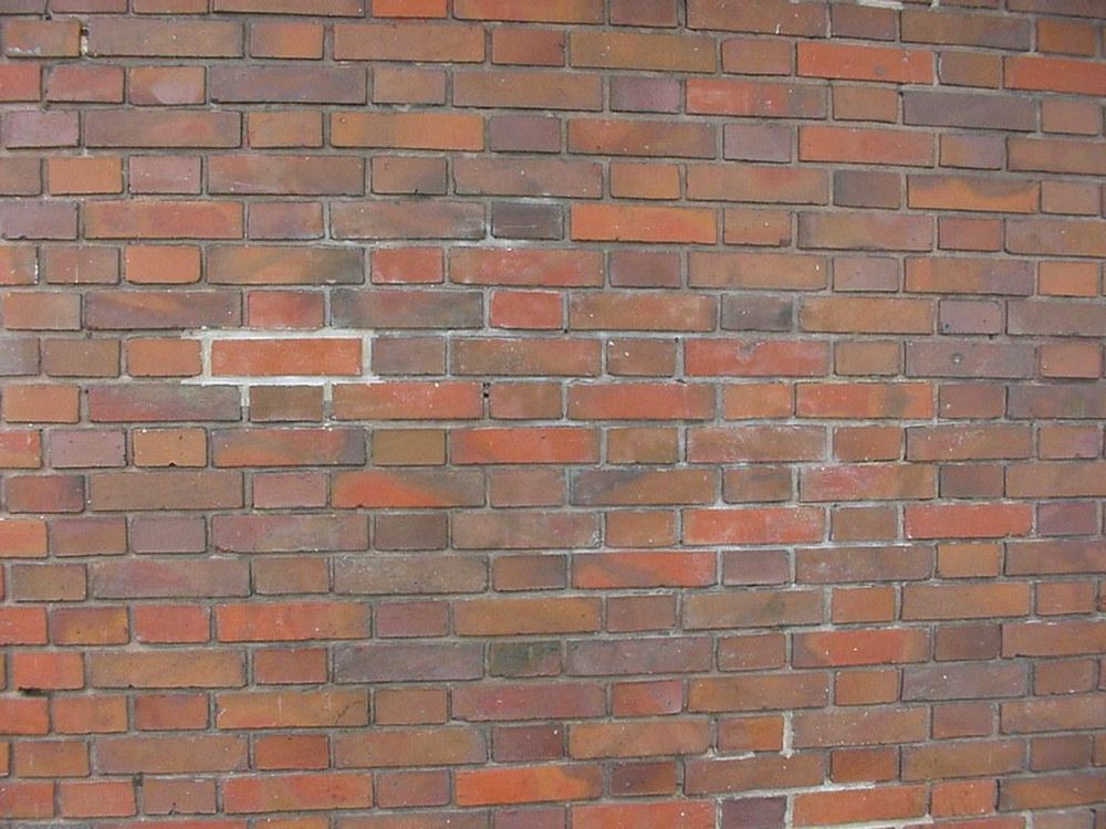 Dieselbe Klinkerfassade nach der chemiefreien Reinigung, Stein und Fugen unbeschädigt
