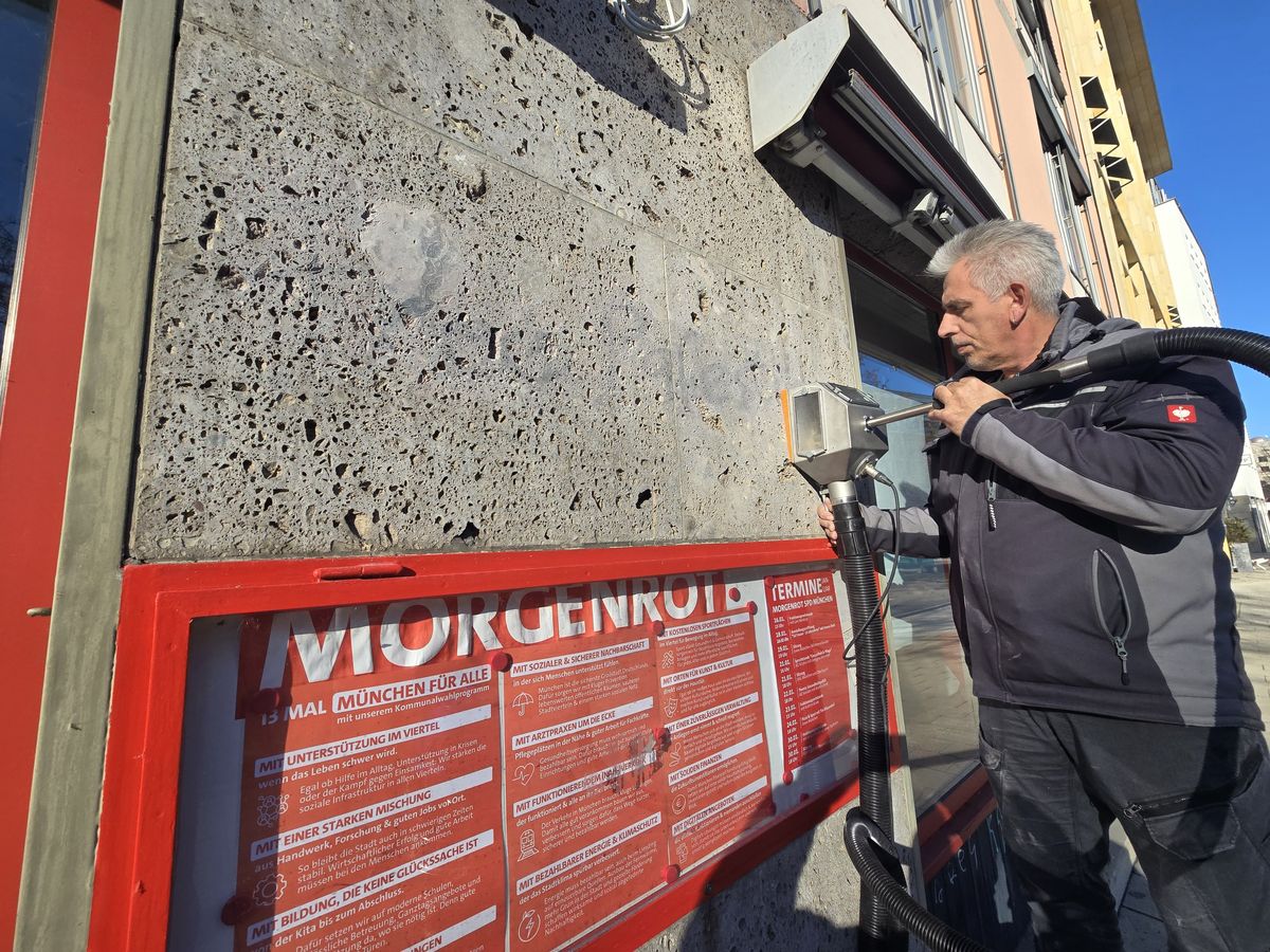 Mitarbeiter von Wandklar München entfernt mit der Tornado-ACS-Lanze Farbe von einer Betonfassade