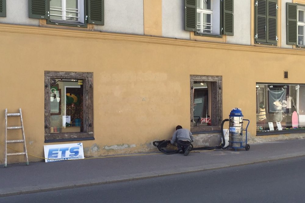 Graffitientfernung auf einer Putzfassade in München mit dem trockenen Tornado-ACS-Verfahren